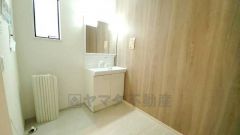 三面鏡つき洗面台。鏡裏にたっぷりとした収納スペースがあります。鏡を閉めてしまえば小物は見えないため、スッキリとした印象の洗面台にできます。