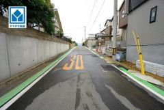 現地（2025年5月29日）撮影。前面道路は広く、車同士がすれ違うスペースが十分にあります。落ち着いた住宅地内で快適な生活を実現してみませんか＾＾