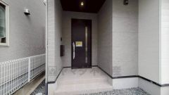 家の顔となる玄関扉がかっこいいと、たくさんの人を招き入れたくなりますね＾＾奥まって設置されており、雨にも濡れにくくなっています。