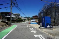 現地（2025年7月）撮影。住人以外の車の進入も少なく、小さなお子様を持つご家庭にも安心です。