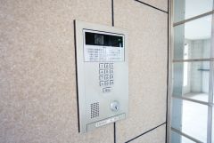 オートロックは、外部の人が自由に建物内に出入りできないため、不審者の侵入防止効果があります。