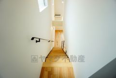 小さなお子様やご高齢の方でも安心できる、手すり付き階段。段差も低めで設定されており、安全性にも優れています。