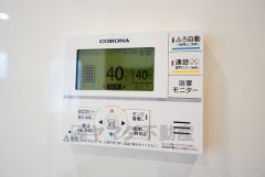 キッチン横からお湯張り、追い炊き、足し湯がボタン一つで楽々操作できる給湯機リモコンです。忙しい夕飯準備の時間帯に重宝しますね。