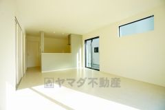 リビングは広々とした設計で、家族が集い、寛ぐ暮らしの空間を演出しています。思い思いの時間を過ごしたり、家族みんなで食事をしたり、素敵な団らんの場になりますね。