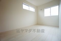 2面採光を確保した明るい室内は、風通しも良く、大変居心地の良い空間となっております。爽やかな風を感じて起きる朝は、快適生活の始まりに。