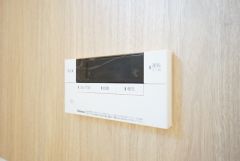 湯量・湯温の設定、そして保温までワンタッチのフルオートバス。便利な追い炊き機能付きです。