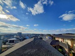 高台の立地で回りに高い建物もなく、眺望、陽当たり良好です。