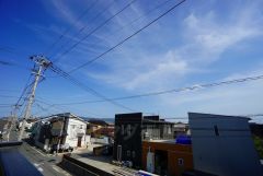 2階バルコニーからの眺望です。前面に遮るものがなく景色を一望できます。南向きで、日当たりも良好。お洗濯物が良く乾きます。