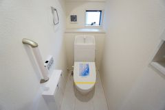 同仕様写真。温水洗浄機付トイレです。節水機能もあるので、安心して使えますね。もちろん、1階2階の2ヶ所にトイレがあるので、忙しい朝にもゆとりができますね。