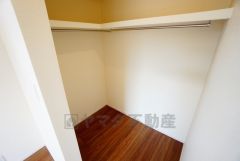 洋室にはハンガーパイプ付きのウォークインクローゼットが設けられています。たっぷり収納できるので衣替えの心配もいりませんね＾＾