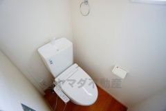 温水洗浄機付トイレです。節水機能もあるので、安心して使えますね。もちろん、1階2階の2ヶ所にトイレがあるので、忙しい朝にもゆとりができますね。