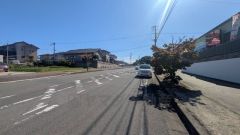 現地（2025年10月24日）撮影。前面道路は広く、車同士がすれ違うスペースが十分にあります。落ち着いた住宅地内で快適な生活を実現してみませんか＾＾