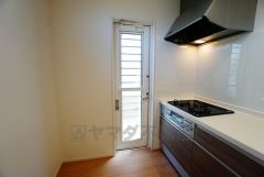 同仕様写真。勝手口付きキッチン。においがこもりやすいキッチンの換気にも役立ちます。ごみの仮置きにもなり、便利です＾＾