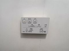 温水洗浄便座付きで快適にご使用いただけます。操作パネルも分かりやすく、日々の使い勝手にも配慮されています。