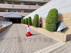 手入れの施された植込が迎えてくれるエントランスです。