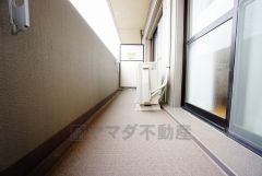 陽当たりの良いバルコニーです。お洗濯やお布団干しはもちろん、日光浴スペースにも。