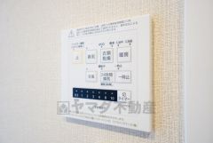 浴室暖房乾燥機付き。天候に左右されず、いつでも好きなときに洗濯物を干せるので、仕事や家事で忙しい方に重宝します。