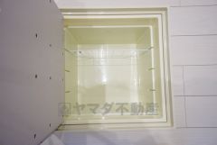 同仕様写真。キッチンに床下収納があります。長期保存ができるもの、調理器具、防災グッズを入れておくのもいいですね。