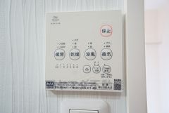 浴室暖房乾燥機付き。天候に左右されず、いつでも好きなときに洗濯物を干せるので、仕事や家事で忙しい方に重宝します。