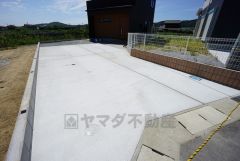 駐車スペースもしっかり確保しています。マイカー用に、お客さま用に、余裕を持ってご利用いただけます。