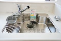 広々とした凸型シンクに洗剤ポケットを標準装備。大きなお鍋など洗いやすいです。