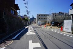 現地（2025年4月29日）撮影。 前面道路は広く、車同士がすれ違うスペースが十分にあります。落ち着いた住宅地内で快適な生活を実現してみませんか＾＾