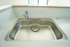 広々とした凸型シンクに洗剤ポケットを標準装備。大きなお鍋など洗いやすいです。