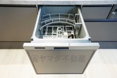 家事の時間が短縮できるフルオープンで開けやすい食器洗い乾燥機付。食事後に家族とのくつろぎタイムをしっかり取れます。