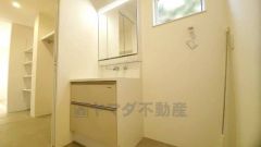 三面鏡つき洗面台。鏡裏にたっぷりとした収納スペースがあります。鏡を閉めてしまえば小物は見えないため、スッキリとした印象の洗面台にできます。