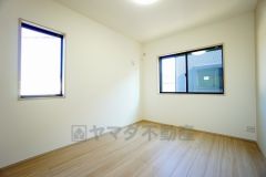 2面採光を確保した明るい室内は、風通しも良く、大変居心地の良い空間となっております。爽やかな風を感じて起きる朝は、快適生活の始まりに。