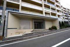 エントランスの外まで管理が行き届いた綺麗なマンションです。きれいに保たれたエントランスが安らぎに満ちた暮らしへ誘います。