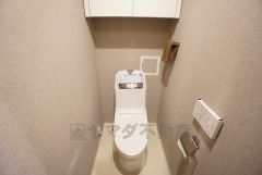壁リモコンタイプのウォシュレット付き。すっきりした見た目で、トイレ奥の掃除もしやすいです。トイレ上部には収納付き＾＾