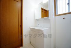 三面鏡つき洗面台。鏡裏にたっぷりとした収納スペースがあります。鏡を閉めてしまえば小物は見えないため、スッキリとした印象の洗面台にできます。