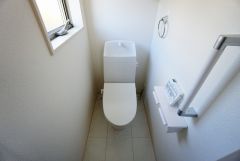 同仕様写真。温水、暖房、ウォシュレット付の高機能トイレです。もちろん各階にトイレがあるので、忙しい朝の混雑を避けることが出来ます。