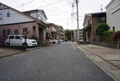 住人以外の車の進入も少なく、小さなお子様を持つご家庭にも安心です。大型車の通行が少なく、騒音や振動が少ないので静かで快適な生活を送れます。
