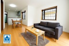 家具はイメージです。リビングは広々とした設計で、家族が集い、寛ぐ暮らしの空間を演出しています。思い思いの時間を過ごしたり、家族みんなで食事をしたり、素敵な団らんの場になりますね。