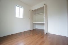 同仕様写真。リビング隣の洋室です。インテリアでどんな部屋にするのか考えるのも楽しみです。