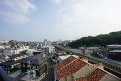 バルコニーからの眺望です。前面に遮るものがなく景色を一望できます。南西向きで、日当たりも良好。お洗濯物が良く乾きます。