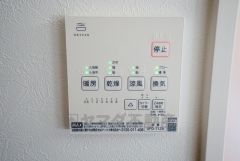 同仕様写真。雨の日の洗濯も安心できる浴室暖房乾燥機付き浴室。リモコンで操作もボタン1つで簡単。