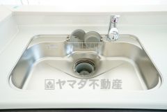 広々とした凸型シンクに洗剤ポケットを標準装備。大きなお鍋など洗いやすいです。