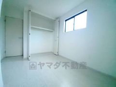 暖かい日差しが差し込む洋室。たっぷり収納できるクローゼット付きでお部屋の中をすっきりと快適に保てます。