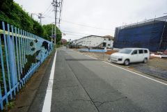現地（2025年6月10日）撮影。前面道路は広く、車同士がすれ違うスペースが十分にあります。落ち着いた住宅地内で快適な生活を実現してみませんか＾＾