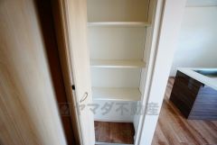 日用品の収納に便利なリビング収納あり。扉付きなので、中の荷物を来客に見られる心配がありません＾＾