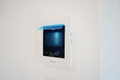 防犯はもちろん、セールスマン対策にもなるモニター付きインターホンです。お子さん1人での留守番時にも活躍しそうです。
