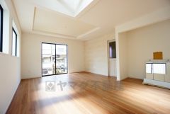 大きな掃き出し窓のあるリビングは、陽光あふれる明るい空間です。ゆったりと寛げる憩いの場となりそうです。