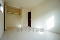 暖かい日差しが差し込む洋室。たっぷり収納できるクローゼット付きでお部屋の中をすっきりと快適に保てます。