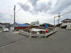 前面道路。東側約4ｍ公道。北側約6.1ｍ公道。スーパー、コンビニ、ドラッグストアまで徒歩約10分圏内＾＾