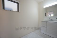 同仕様写真。三面鏡つき洗面台。収納も一体型になっているので、ドライヤーやヘアアイロンの置き場に困りません。