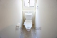 温水洗浄機付トイレです。節水機能もあるので、安心して使えますね。もちろん、1階2階の2ヶ所にトイレがあるので、忙しい朝にもゆとりができますね。