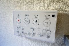 壁リモコンタイプのウォシュレット付き。すっきりした見た目で、トイレ奥の掃除もしやすいです。